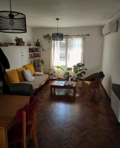 een woonkamer met een bank en een tafel bij Dulce Hogar in San Miguel de Tucumán