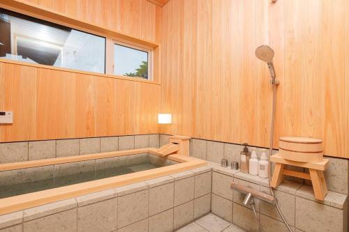 łazienka z wanną z oknem w obiekcie 楽善堂Rakuzendo w mieście Aizu-Wakamatsu