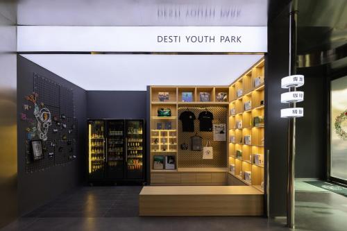Hangzhou Desti Youth Park Hostel West Lakeに飾ってある許可証、賞状、看板またはその他の書類