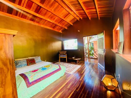 ein Schlafzimmer mit einem großen Bett in einem Zimmer in der Unterkunft Kalis Inn in Alto Paraíso de Goiás