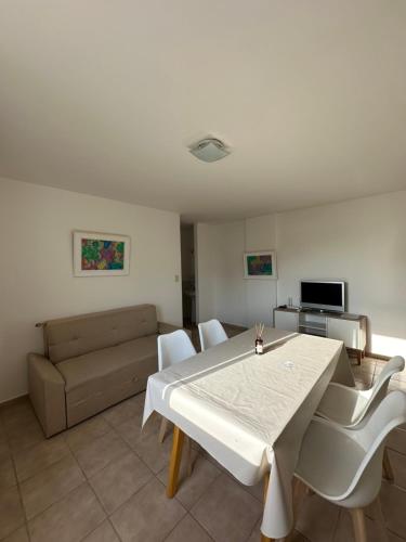 sala de estar con mesa y sofá en Chic Apartment Patria en Córdoba