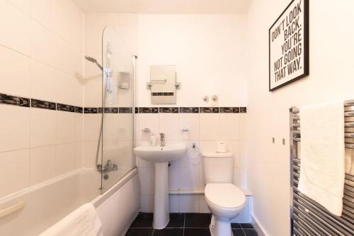 een badkamer met een wastafel, een toilet en een bad bij Marigold- 2 Bedroom, Sleeps 5 in Southampton