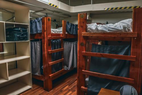 Palanda nebo palandy na pokoji v ubytování Treasure State Hostel