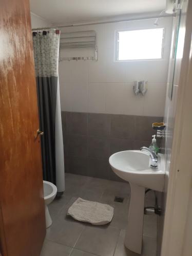 een badkamer met een wastafel en een toilet bij Makipura in Cordoba