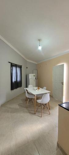 ein Wohnzimmer mit einem Tisch und Stühlen in der Unterkunft Departamentos Borges in Santiago del Estero