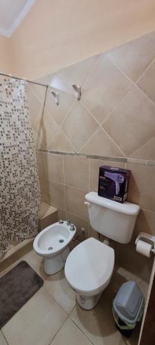 łazienka z toaletą i bidetem w obiekcie Departamentos Borges w mieście Santiago del Estero
