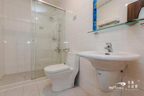 W łazience znajduje się toaleta, umywalka i prysznic. w obiekcie Hexin w mieście Ji’an