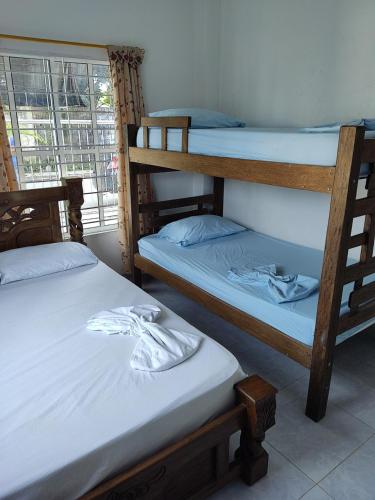 three bunk beds in a room with a window at Cabañas Chavita PISO 1 Coveñas in Coveñas
