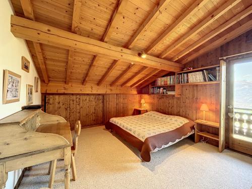 1 dormitorio con cama y techo de madera en Chalet Combloux, 6 pièces, 10 personnes - FR-1-560-88, en Combloux