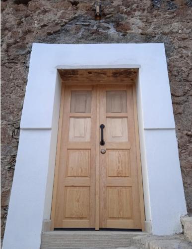 - une porte en bois dans un bâtiment en pierre avec des escaliers dans l'établissement El Peyocuarto, centro de Real14, WIFI., à Real de Catorce