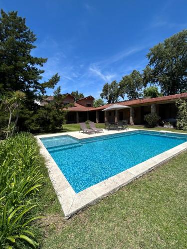 Manuel B. Gonnet的住宿－Casa Quinta en Gonnet，一座房子的院子内的游泳池