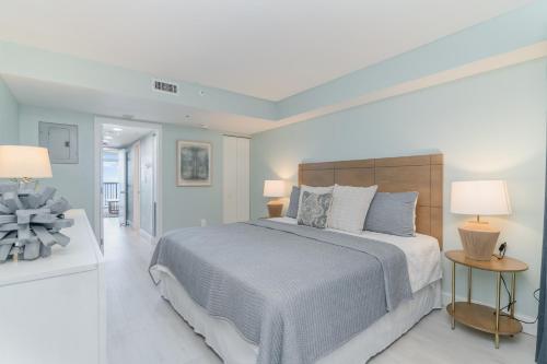 默特爾海灘的住宿－Ocean Breeze，白色卧室配有一张大床和两盏灯。