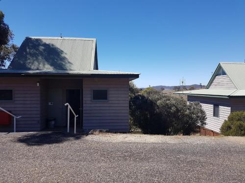 una pequeña casa con una entrada delante de ella en Alpine Village Jindabyne en Jindabyne