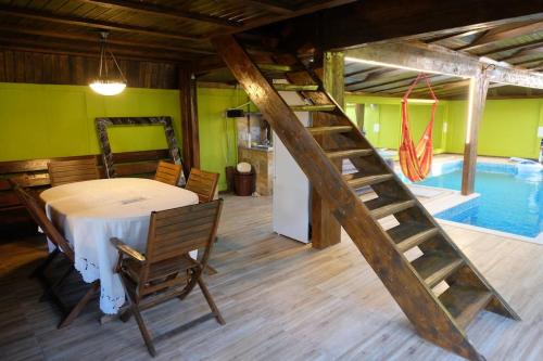 une salle à manger avec une table et une piscine dans l'établissement La Piscina di Diutz - No smoking, à Cîrcea