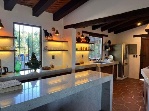 - une grande cuisine avec une grande île dans l'établissement Villa del Lago, à Pátzcuaro