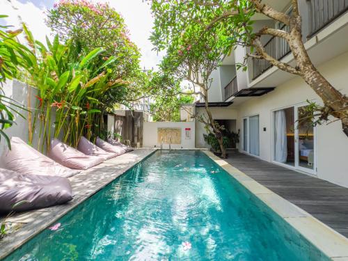 Bazén v ubytování Hola Seminyak nebo v jeho okolí
