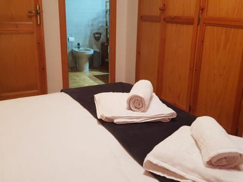 een slaapkamer met een bed met handdoeken erop bij Casa Platja d'Aro, 3 dormitorios, 6 personas - ES-209-13 in S'Agaro