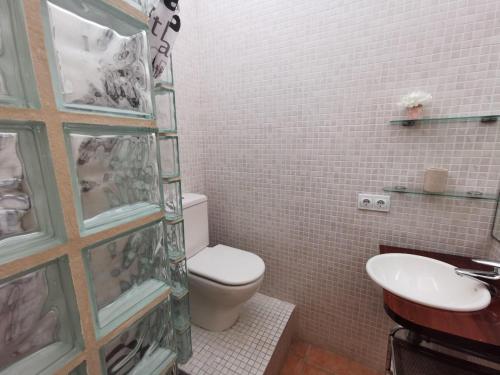 un bagno con un water e un lavandino di Villa élégante à Platja d'Aro près de la plage, climatisée avec terrasse et proche des boutiques et restaurants - ES-209-35 a Platja  d'Aro