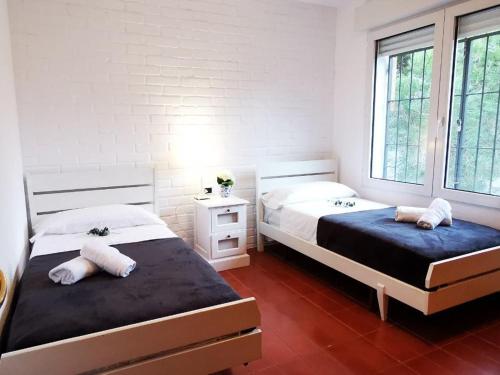duas camas num quarto com duas janelas em Casa Platja d'Aro, 6 dormitorios, 10 personas - ES-209-11 em Platja  d'Aro