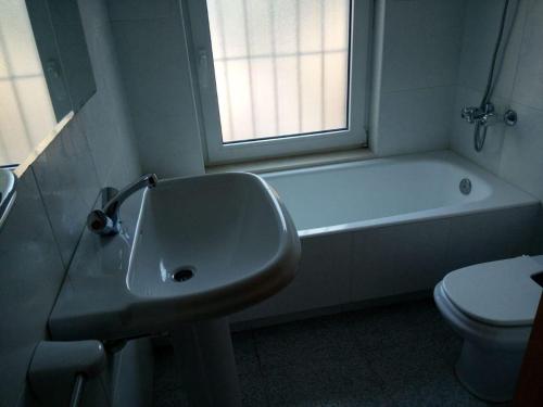 uma casa de banho com um lavatório, uma banheira e um WC. em Casa Platja d'Aro, 6 dormitorios, 10 personas - ES-209-11 em Platja  d'Aro