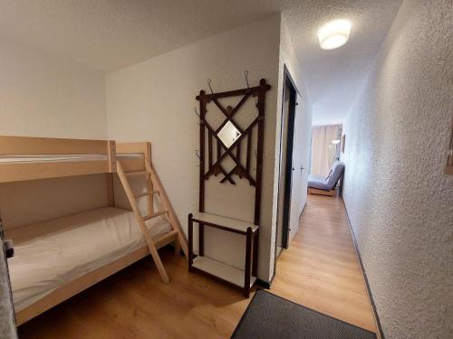 Cette chambre comprend 2 lits superposés et un couloir. dans l'établissement Studio cosy aux Deux Alpes - 4 pers, 32m², pied des pistes, balcon sud - FR-1-516-209, à Les Deux Alpes