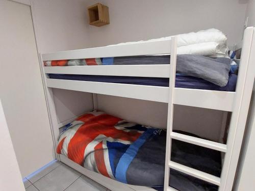 Cette chambre comprend 3 lits superposés. dans l'établissement Appartement cosy aux Deux Alpes, au pied des pistes, pour 4 pers, balcon, parking, proche commodités - FR-1-516-211, à Les Deux Alpes