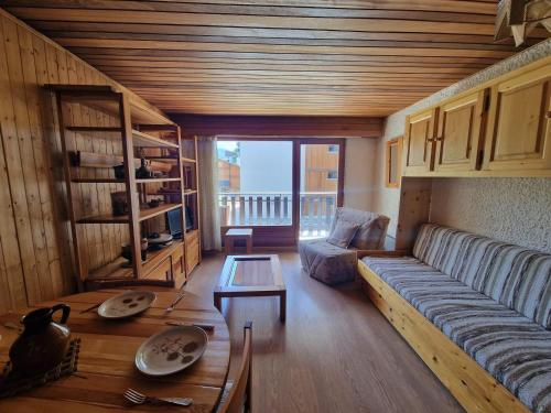 un salon avec un canapé et une table dans l'établissement Studio 4 pers. pied des pistes, balcon sud, parking couvert - Les Deux Alpes - FR-1-516-208, à Les Deux Alpes