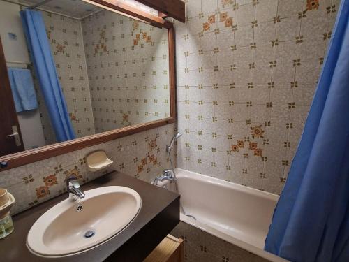 une salle de bain avec un lavabo, un miroir et une baignoire dans l'établissement Studio 4 pers. pied des pistes, balcon sud, parking couvert - Les Deux Alpes - FR-1-516-208, à Les Deux Alpes