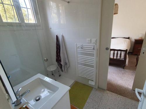 une salle de bain avec un lavabo et une douche et un lit dans l'établissement Maison Rénovée avec Jardin, Proche Plages des Issambres, Clim & Internet, Animaux Acceptés - FR-1-768-2, aux Issambres