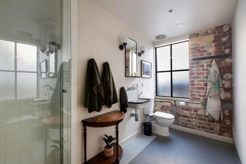 墨爾本的住宿－Warburton's Loft，一间带卫生间和玻璃淋浴间的浴室