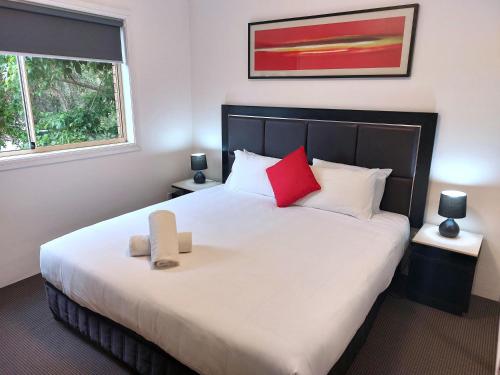 Un pat sau paturi într-o cameră la Eastwood Furnished Apartments