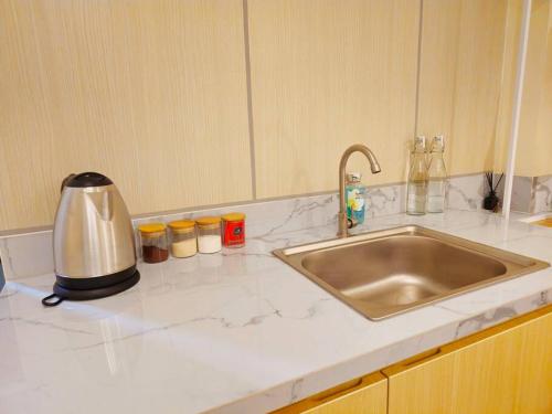 eine Küchentheke mit einer Spüle und einem Mixer in der Unterkunft Hiroshima 広島 at Anderson in Surabaya