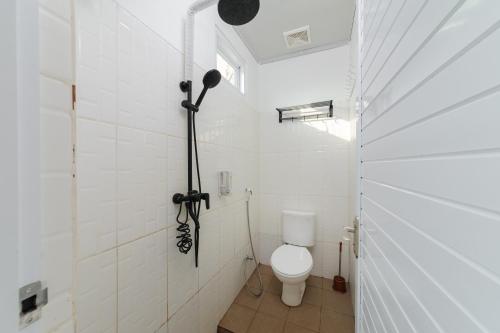 Ένα μπάνιο στο Urbanview Hotel Betego Syariah Enggal by RedDoorz