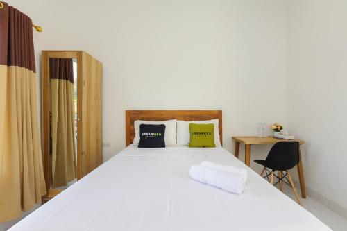 Ένα ή περισσότερα κρεβάτια σε δωμάτιο στο Urbanview Hotel Betego Syariah Enggal by RedDoorz