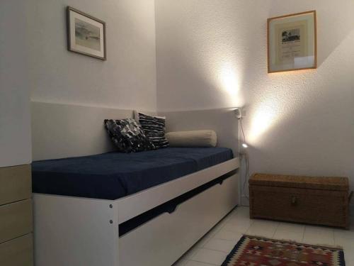 un letto in una camera con materasso blu di Maison Les Issambres, 3 pièces, 4 personnes - FR-1-768-9 a Les Issambres