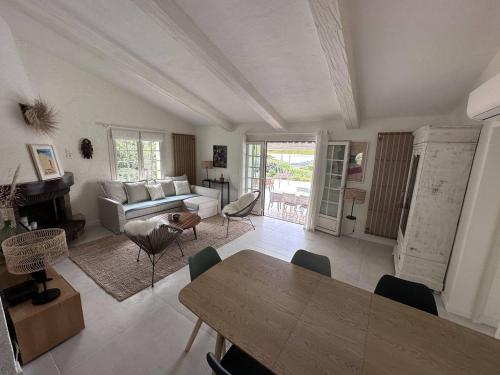 een woonkamer met een tafel en een bank bij Villa Les Issambres, 4 pièces, 6 personnes - FR-1-768-11 in Les Issambres