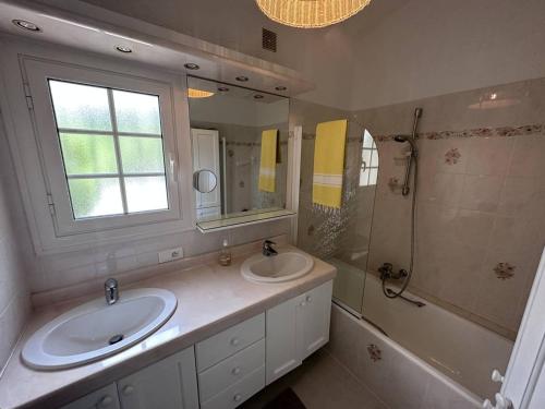 La salle de bains est pourvue de 2 lavabos, d'une douche et d'une fenêtre. dans l'établissement Villa 4 étoiles avec piscine privée, climatisation et Wi-Fi aux Issambres - FR-1-768-11, aux Issambres