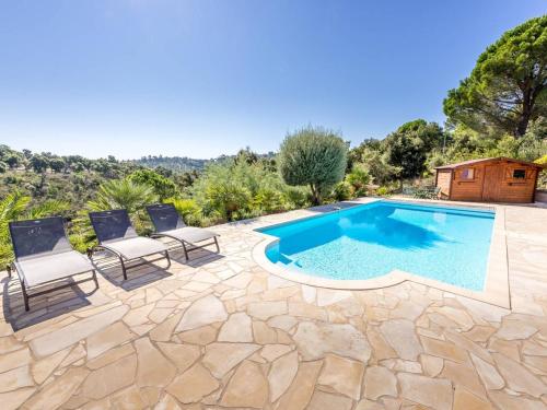 une piscine avec des chaises et une maison dans l'établissement Villa 3 chambres avec piscine privée, véranda et jardin près des plages - FR-1-768-16, aux Issambres
