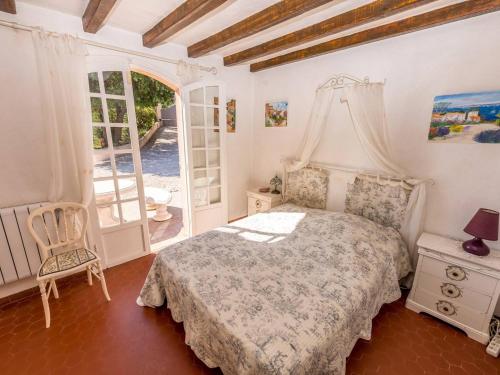 une chambre avec un lit et une porte ouverte dans l'établissement Villa 3 chambres avec piscine privée, véranda et jardin près des plages - FR-1-768-16, aux Issambres