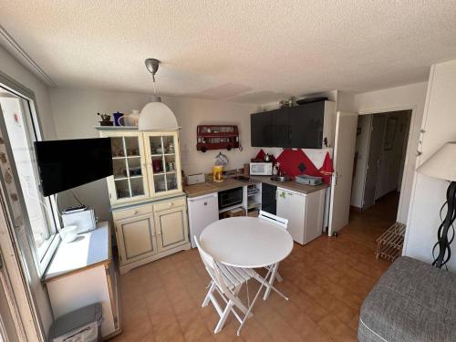 Photo de la galerie de l'établissement Appartement avec piscine et terrasse ensoleillée, acceptant les animaux - FR-1-768-18, à Sainte-Maxime