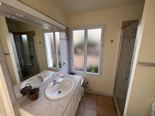 une salle de bain avec un lavabo et une douche dans l'établissement Appartement T2 avec jardin, piscine et parking aux Issambres, proche mer - FR-1-768-34, aux Issambres
