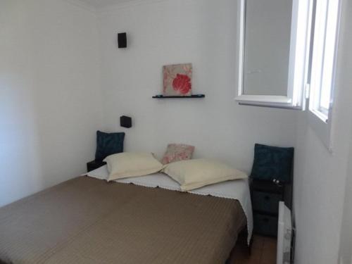 une chambre avec deux lits et une fenêtre dans l'établissement Ravissant T2 avec piscine, climatisation et parking - Proche plages et port - FR-1-768-19, aux Issambres