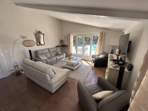 Photo de la galerie de l'établissement Villa provençale avec piscine privée, clim, Wi-Fi, jardin, 5 chambres - FR-1-768-20, aux Issambres