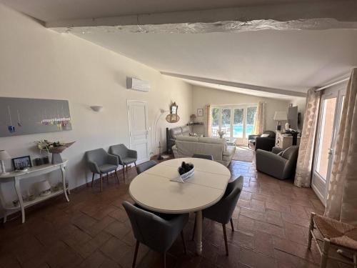 Photo de la galerie de l'établissement Villa provençale avec piscine privée, clim, Wi-Fi, jardin, 5 chambres - FR-1-768-20, aux Issambres