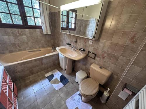 Photo de la galerie de l'établissement Location Familiale aux Issambres : T4 avec Piscine Partagée, Clim, à 350m de la Mer - FR-1-768-38, aux Issambres