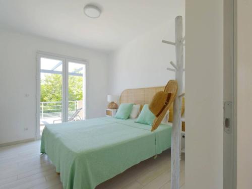 Postel nebo postele na pokoji v ubytování Villa pieds dans l'eau pour 10 personnes avec piscine, clim et Wi-Fi - FR-1-768-27