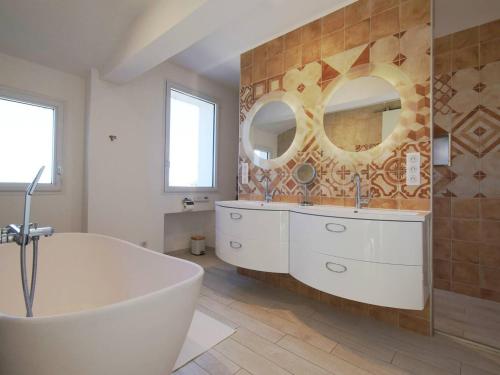 Koupelna v ubytování Villa pieds dans l'eau pour 10 personnes avec piscine, clim et Wi-Fi - FR-1-768-27