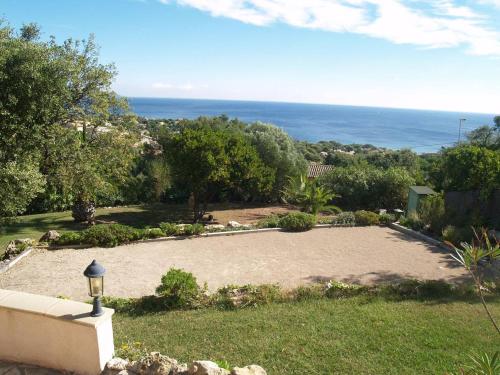 Photo de la galerie de l'établissement Grande villa 6 chambres avec piscine privée chauffée, vue mer, climatisation et jardin - FR-1-768-31, aux Issambres