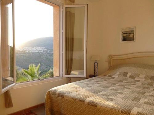 une chambre avec un lit et une grande fenêtre dans l'établissement Villa 4* pour 10 pers avec piscine privée, clim, parking, proche plage - FR-1-768-35, aux Issambres