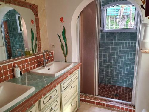 ein Badezimmer mit Waschbecken und Dusche in der Unterkunft Grande villa 6 chambres avec piscine privée chauffée, vue mer, climatisation et jardin - FR-1-768-31 in Les Issambres